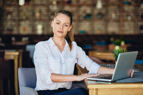 Donna Affari Seduta Nel Ristorante Che Utilizza Computer Portatile Mani — Foto Stock