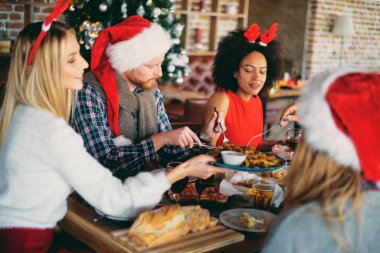 Akşam yemeğinde evde Noel arifesi olan arkadaşlar. Kış tatil kavramı.