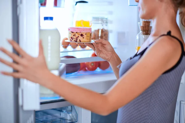 Mujer Rompiendo Dieta Tomando Tarta Queso Nevera Nevera Llena Comestibles —  Fotos de Stock