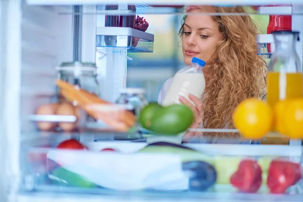 Femme Debout Devant Frigo Prenant Lait Réfrigérateur Plein Épicerie — Photo