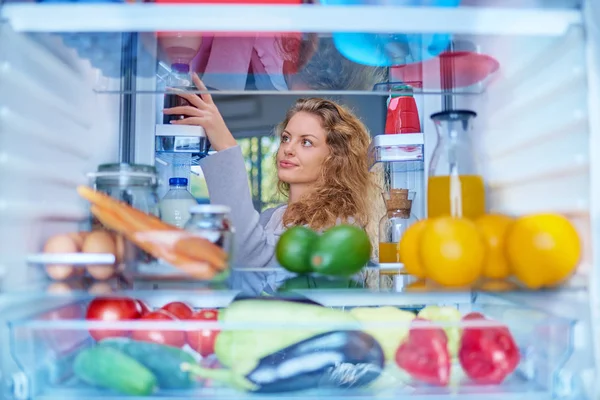 Женщина Забирает Еду Холодильника Полного Продуктов Фотография Сделана Изнутри Холодильника — стоковое фото