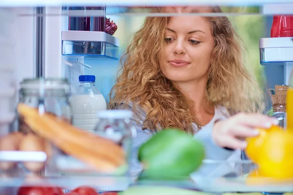 Frau Nimmt Lebensmittel Aus Kühlschrank Voller Lebensmittel Bild Aus Dem — Stockfoto