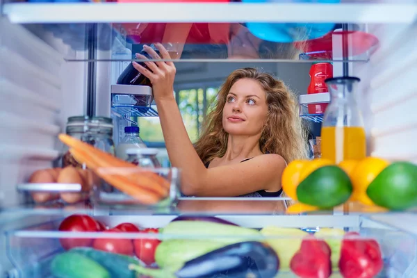 Женщина Забирает Еду Холодильника Полного Продуктов Фотография Сделана Изнутри Холодильника — стоковое фото