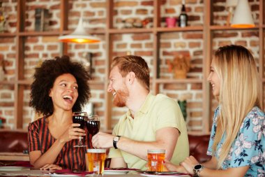 Restoranda akşam yemeği arkadaş grubu. Tezahürat ve alkol arkadaşlar.