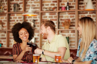 Restoranda akşam yemeği arkadaş grubu. Tezahürat ve alkol arkadaşlar.