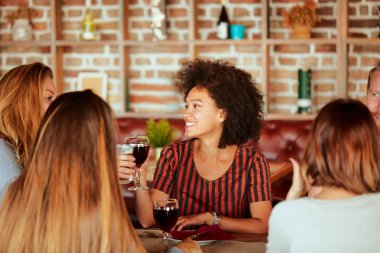 Restoranda akşam yemeği arkadaş grubu. Tezahürat ve alkol arkadaşlar.