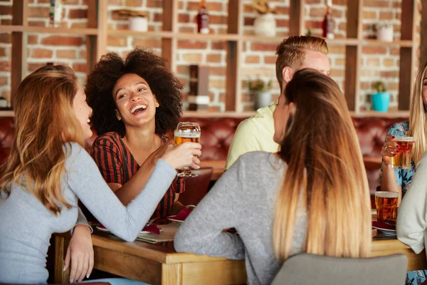 Grupo Amigos Jantando Restaurante Amigos Aplaudindo Beber Álcool — Fotografia de Stock