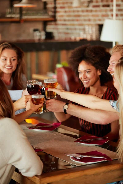 Skupina Přátel Večeři Restauraci Přátelé Jásali Pití Alkoholu — Stock fotografie