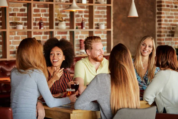 Gruppe Von Freunden Beim Abendessen Restaurant Freunde Jubeln Und Trinken — Stockfoto