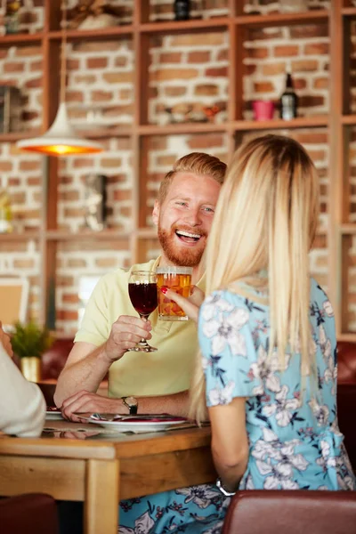 Baráti Étteremben Vacsorázik Meg Ujjongott Alkohol — Stock Fotó