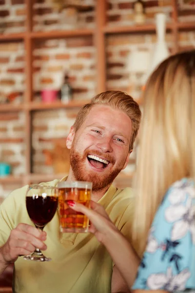 Baráti Étteremben Vacsorázik Meg Ujjongott Alkohol — Stock Fotó