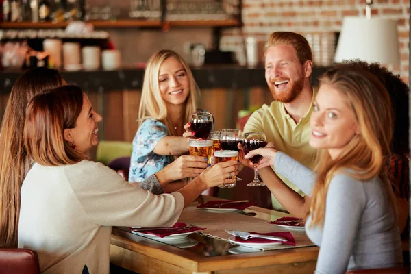 Grupo Amigos Cenando Restaurante Amigos Vitoreando Bebiendo Alcohol —  Fotos de Stock