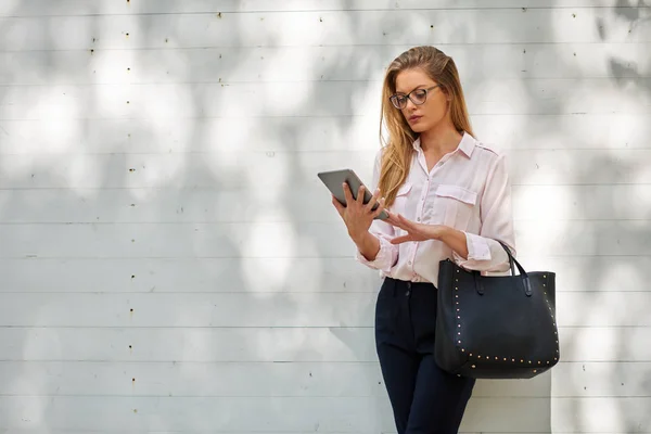 Businesswoman Standing Outdoors Using Tablet — Stock Photo, Image