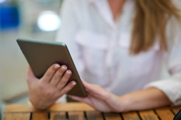 Primer Plano Mujer Usando Tableta Mujer Negocios Concepto Aire Libre — Foto de Stock