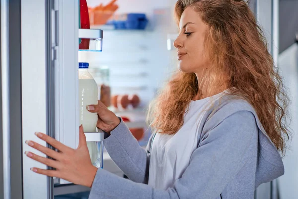 Frau Steht Vor Kühlschrank Und Nimmt Milch Kühlschrank Voller Lebensmittel — Stockfoto