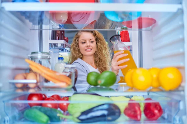 Женщина Стоящая Перед Холодильником Полным Продуктов Принимающая Сок Снимок Сделан — стоковое фото