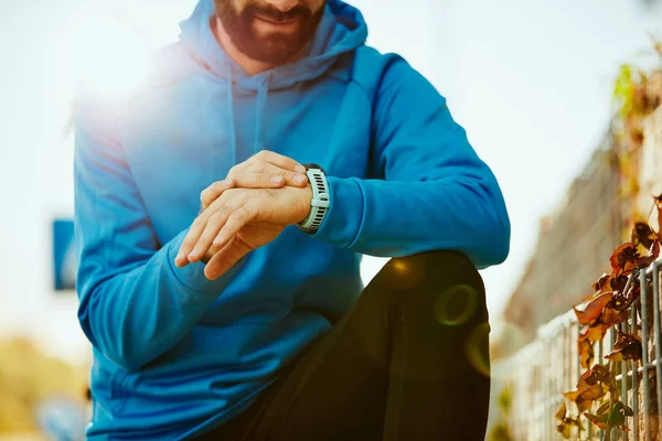 Sportif Sakallı Biri Diz Çökmüş Kronometre Ayarını Kapatın Sağlıklı Yaşam — Stok fotoğraf