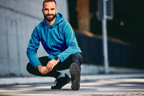 Maraton Çalıştırmadan Önce Germe Sakallı Adam Sağlıklı Yaşam Konsepti — Stok fotoğraf