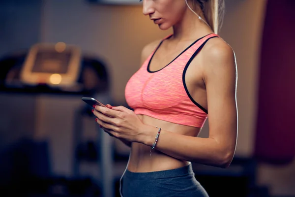 Primer Plano Mujer Que Usa Teléfono Inteligente Para Enviar Mensajes — Foto de Stock