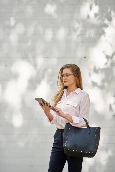 Businesswoman Standing Outdoors Using Tablet — Stock Photo, Image