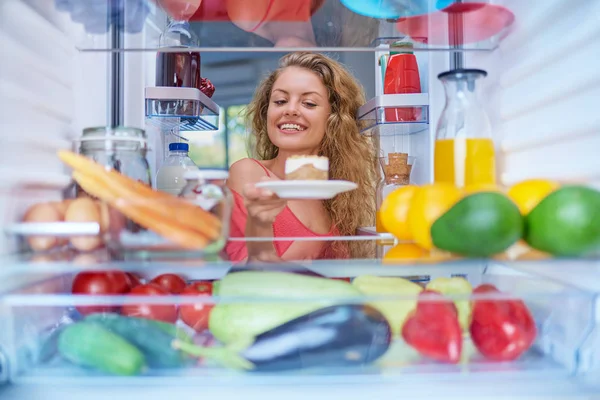 Женщина Холодильником Форме Гато Полным Продуктов Нездоровое Питание Фотография Сделана — стоковое фото