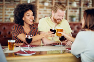 Restoranda otururken bir tost ekmegi arkadaşlar. Etnik grup.