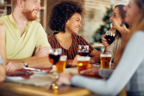 Přátelé Chatování Pití Alkoholu Při Posezení Restauraci Etnická Skupina Multi — Stock fotografie