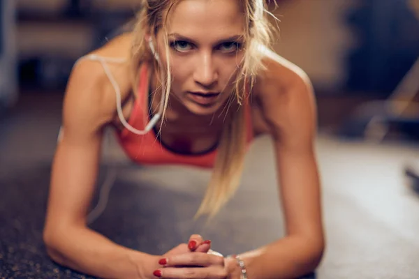 Close Blonde Woman Doing Planks Looking Camera Serious Facial Expression — Stock Photo, Image