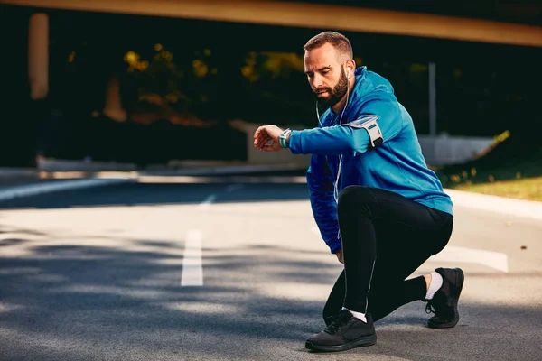 Hombre Barbudo Arrodillado Calle Comprobando Latido Del Corazón Reloj Inteligente — Foto de Stock