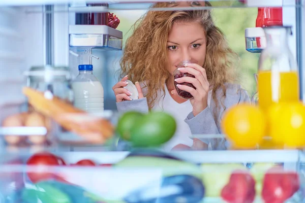 Frau Riecht Marmelade Vor Kühlschrank Voller Lebensmittel Foto Von Der — Stockfoto