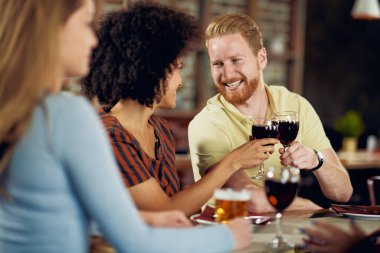 Restoranda otururken bir tost ekmegi arkadaşlar. Etnik grup.