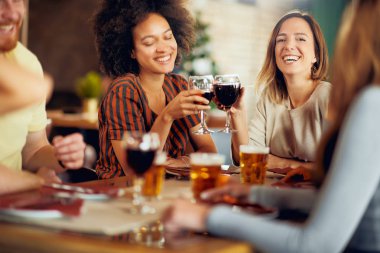 Restoranda otururken bir tost ekmegi arkadaşlar. Etnik grup.