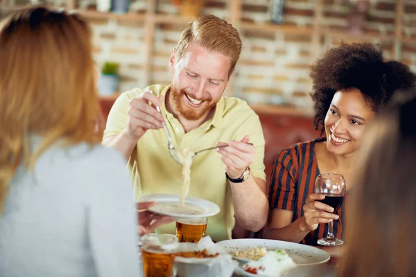 Vänner Som Äter Middag Restaurang Multi Etnisk Grupp — Stockfoto