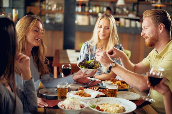 Přátel Večeři Restauraci Žena Procházející Salat Člověka — Stock fotografie