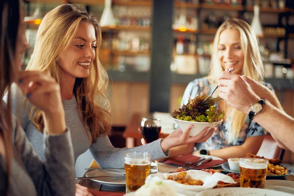 Amigos Cenando Restaurante Mujer Pasando Salat Hombre — Foto de Stock