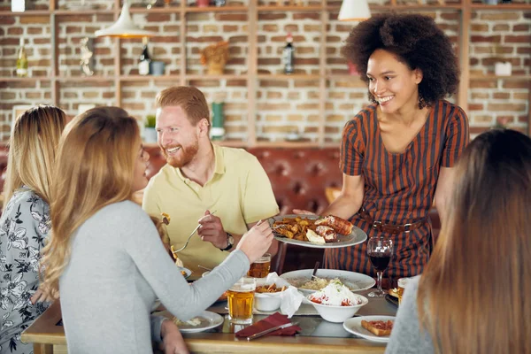 Vänner Som Äter Middag Restaurang Multi Etnisk Grupp — Stockfoto