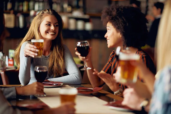 Amigos Multiculturais Sentados Restaurante Bebendo Vinho Cerveja — Fotografia de Stock