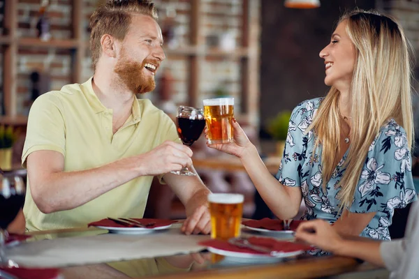 Pareja Haciendo Brindis Mientras Está Sentado Restaurante — Foto de Stock