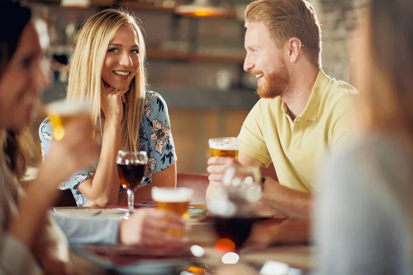 Amigos Conversando Bebendo Álcool Enquanto Estão Sentados Restaurante — Fotografia de Stock