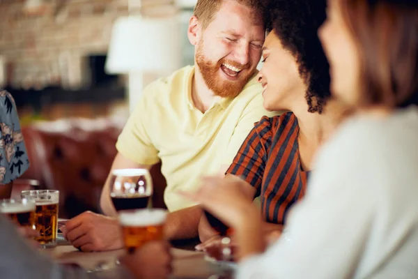 Amigos Charlando Bebiendo Alcohol Mientras Están Sentados Restaurante Grupo Multiétnico — Foto de Stock