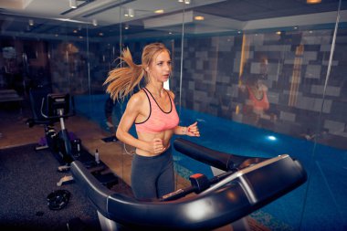 Koşu bandı üzerinde çalışan kadın. Spor salonu iç, sağlıklı bir yaşam tarzı konsantrasyon