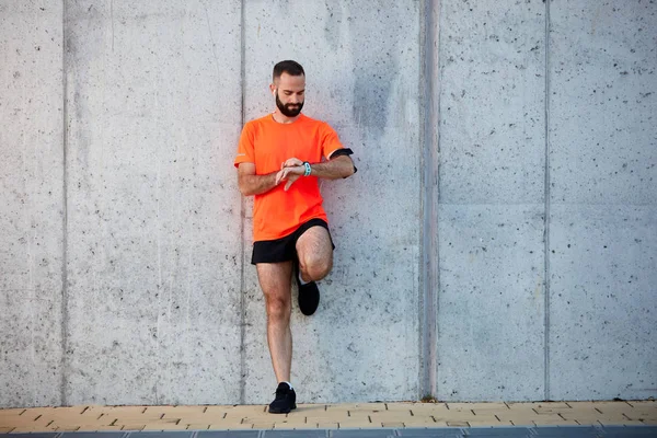 Joven Barbudo Pie Contra Pared Poniendo Cronómetro Muñeca Concepto Estilo — Foto de Stock