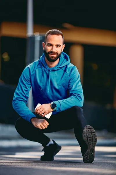 Hombre Barbudo Estirándose Antes Correr Maratón Concepto Estilo Vida Saludable — Foto de Stock