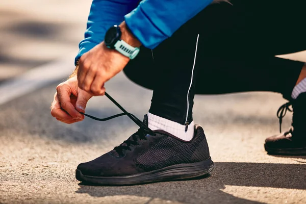 Primer Plano Del Hombre Atando Cordones Las Zapatillas Vida Ciudad — Foto de Stock