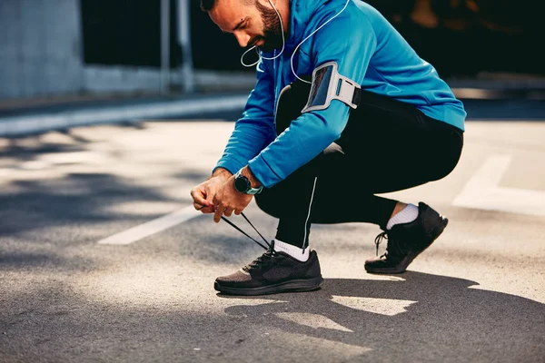 Corredor Masculino Agachándose Atando Cordones Zapatos Ropa Deportiva Auriculares Las — Foto de Stock