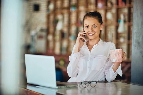 Zakenvrouw Met Behulp Van Slimme Telefoon Bedrijf Mok Zittend Restaurant — Stockfoto