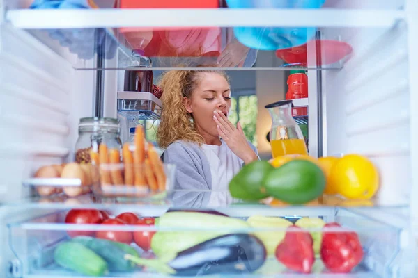 Junge Kaukasische Frau Gähnt Und Nimmt Saft Aus Dem Kühlschrank — Stockfoto