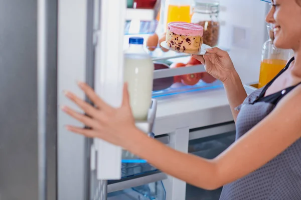 Frau Bricht Diät Indem Sie Käsekuchen Aus Dem Kühlschrank Nimmt — Stockfoto