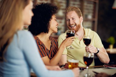 Restoranda otururken bir tost ekmegi arkadaşlar. Etnik grup.