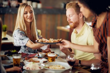 Restoranda akşam yemeği arkadaşlar. Çok etnik grup.